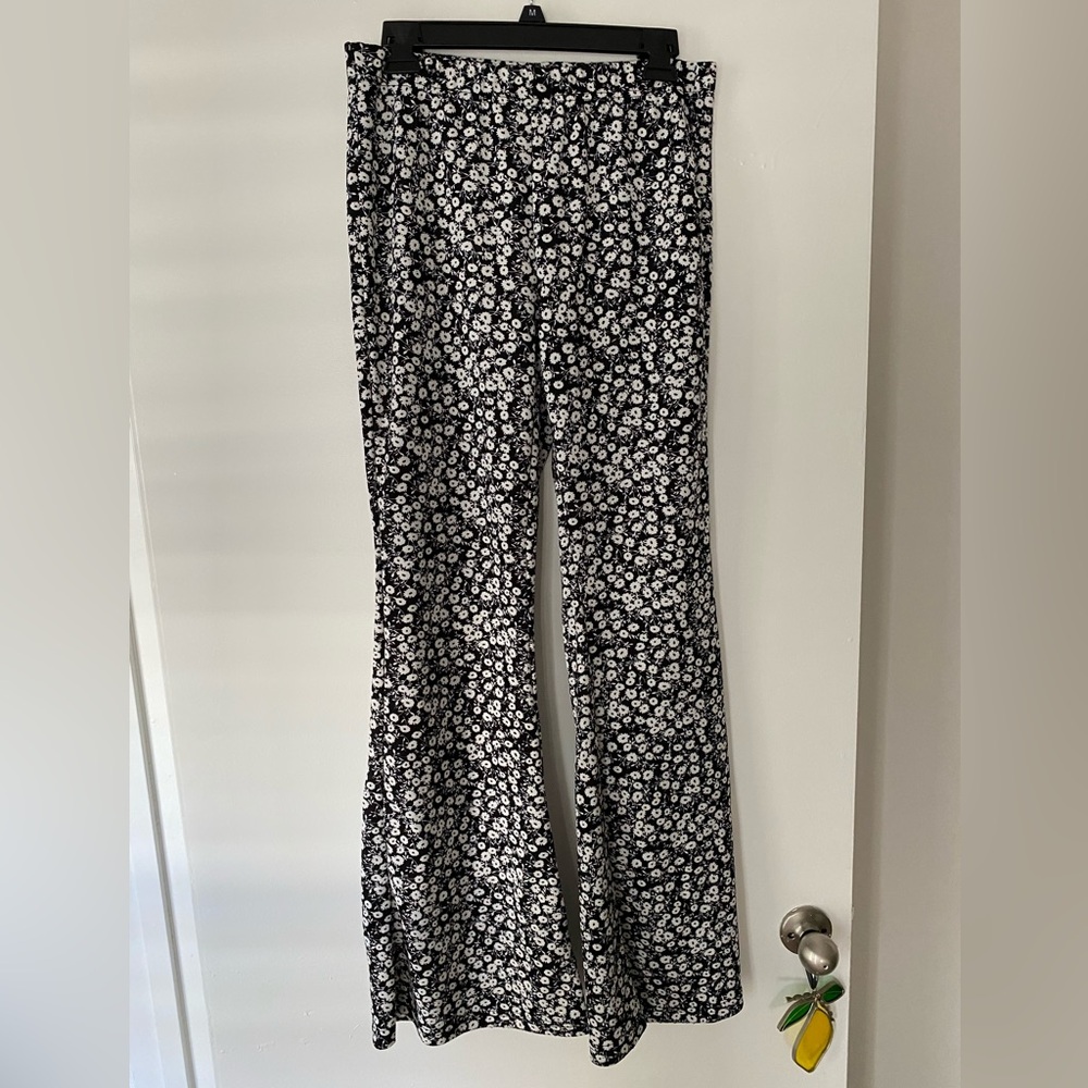 Black & white flowered flowy pants!